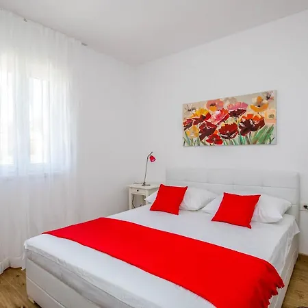 Sleeps 14 Pool Air Con Wifi