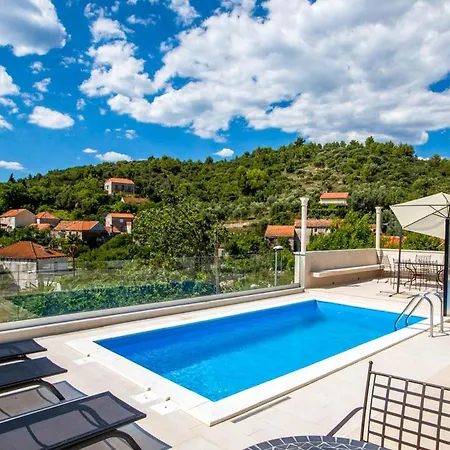 Sleeps 14 Pool Air Con Wifi