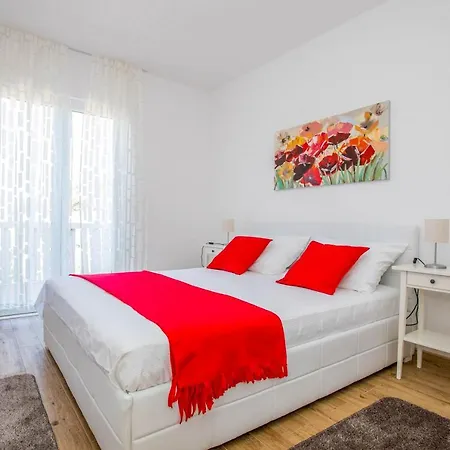 Sleeps 14 Pool Air Con Wifi