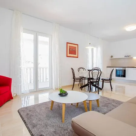 Sleeps 14 Pool Air Con Wifi